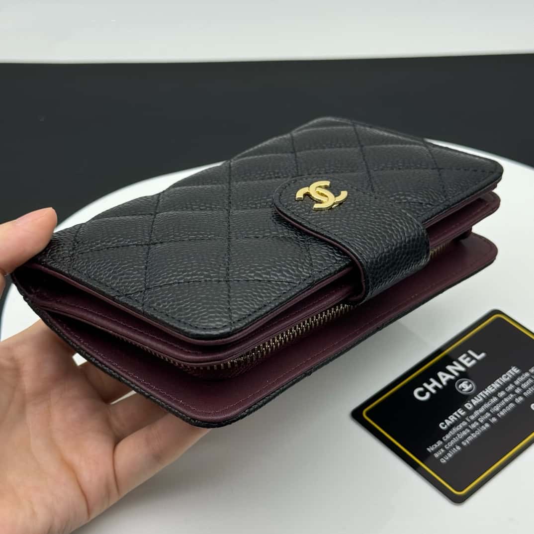【シャネル】 2つ折り財布 キャビアスキン レザー ゴールド金具 財布A48667
