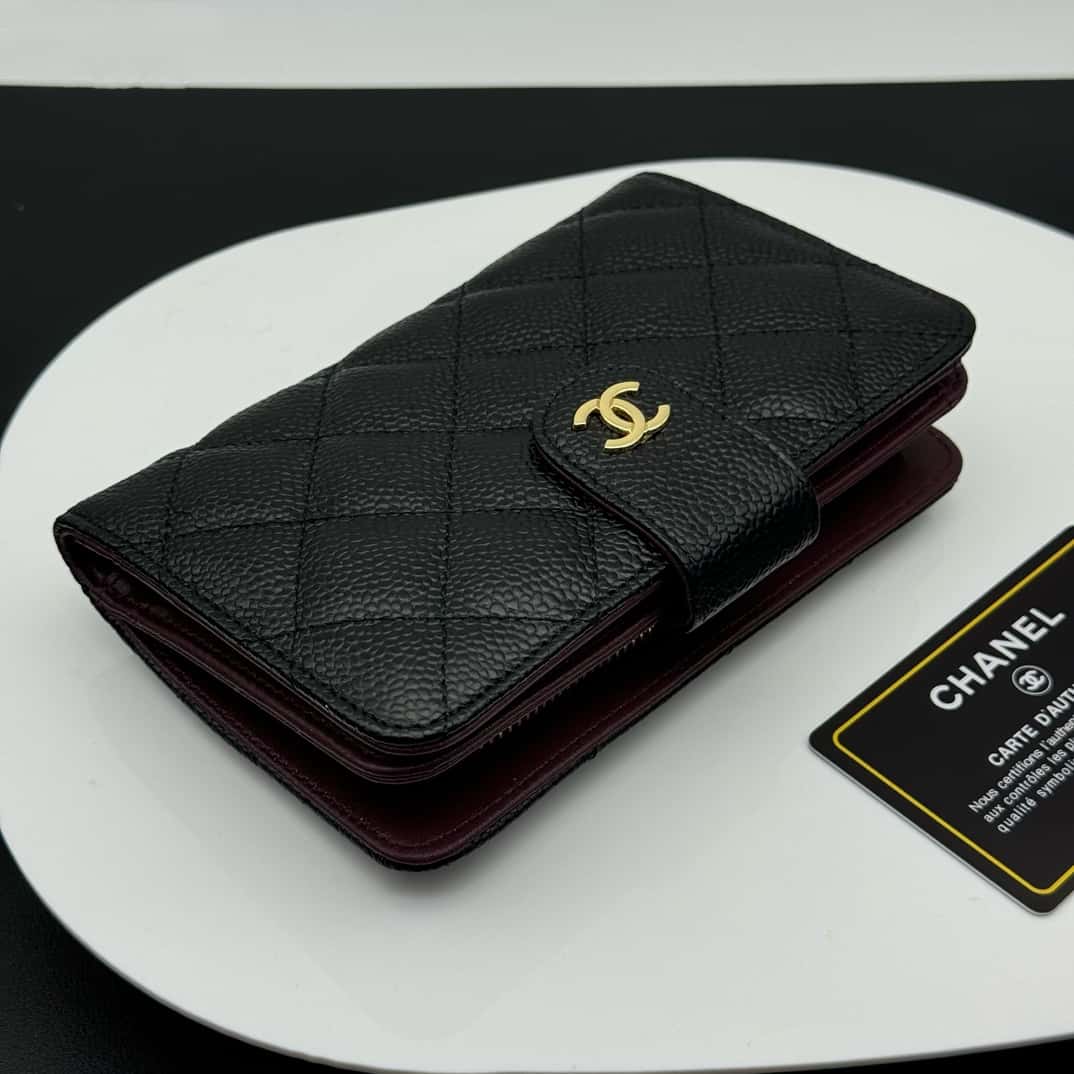 【シャネル】 2つ折り財布 キャビアスキン レザー ゴールド金具 財布A48667