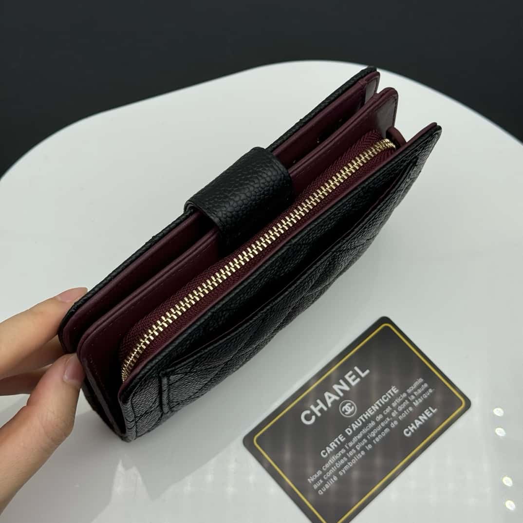 【シャネル】 2つ折り財布 キャビアスキン レザー ゴールド金具 財布A48667