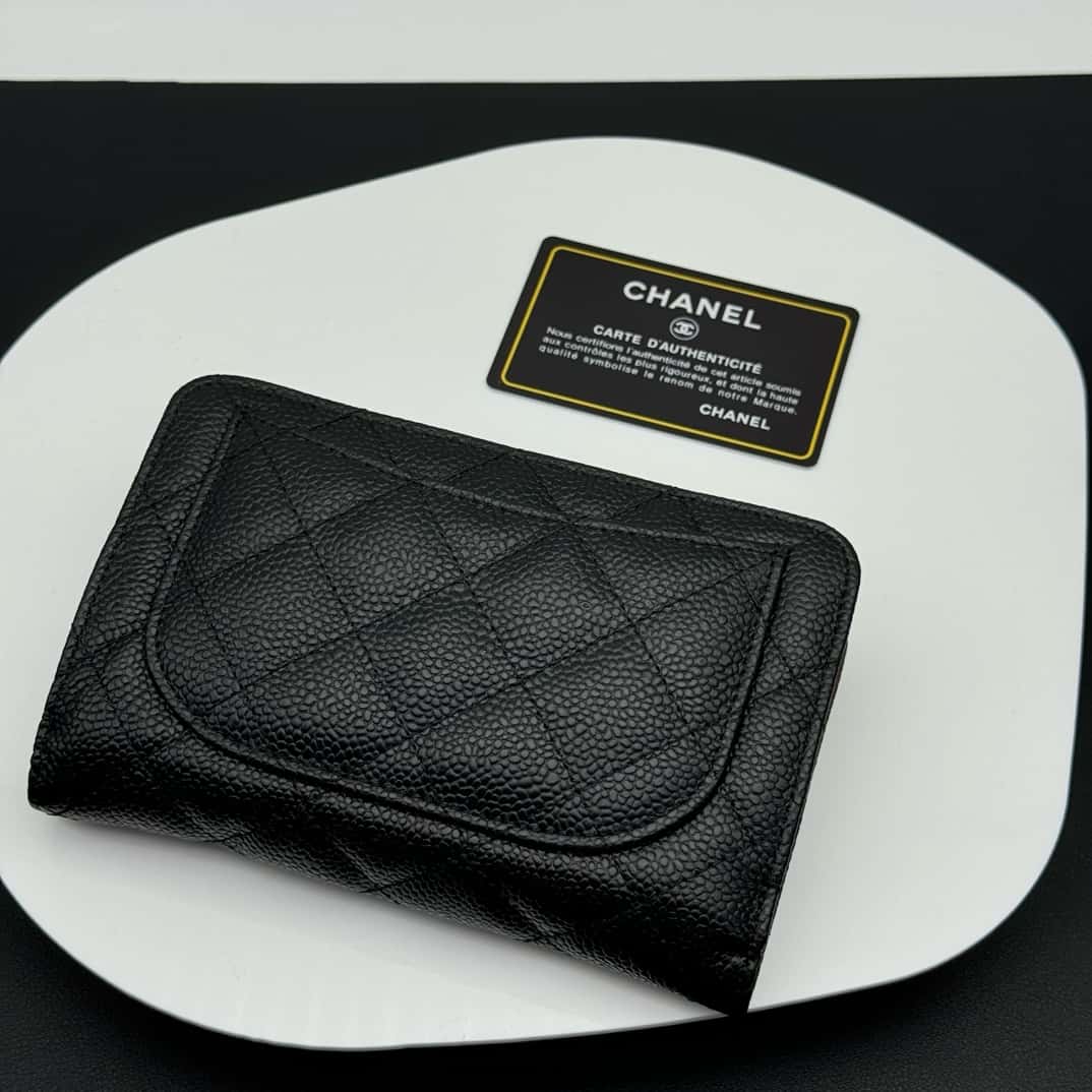 【シャネル】 2つ折り財布 キャビアスキン レザー ゴールド金具 財布A48667